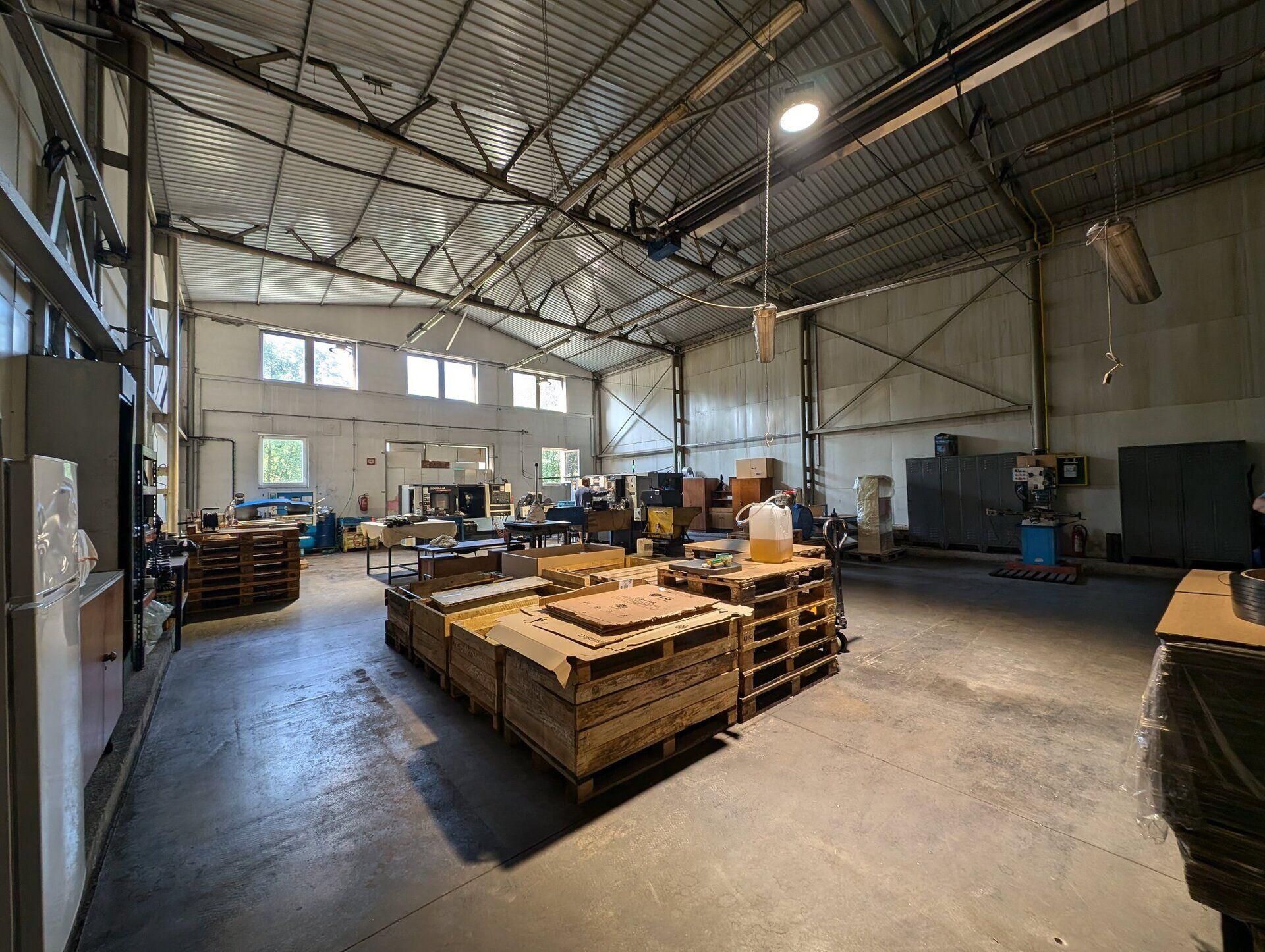 Moderní průmyslová hala pro výrobu a skladování s okolními pozemky 6.519 m2