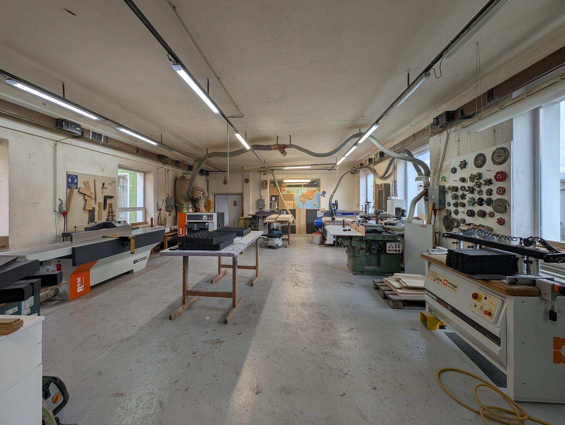 Obchodní areál se třemi halami a zpevněnými plochami