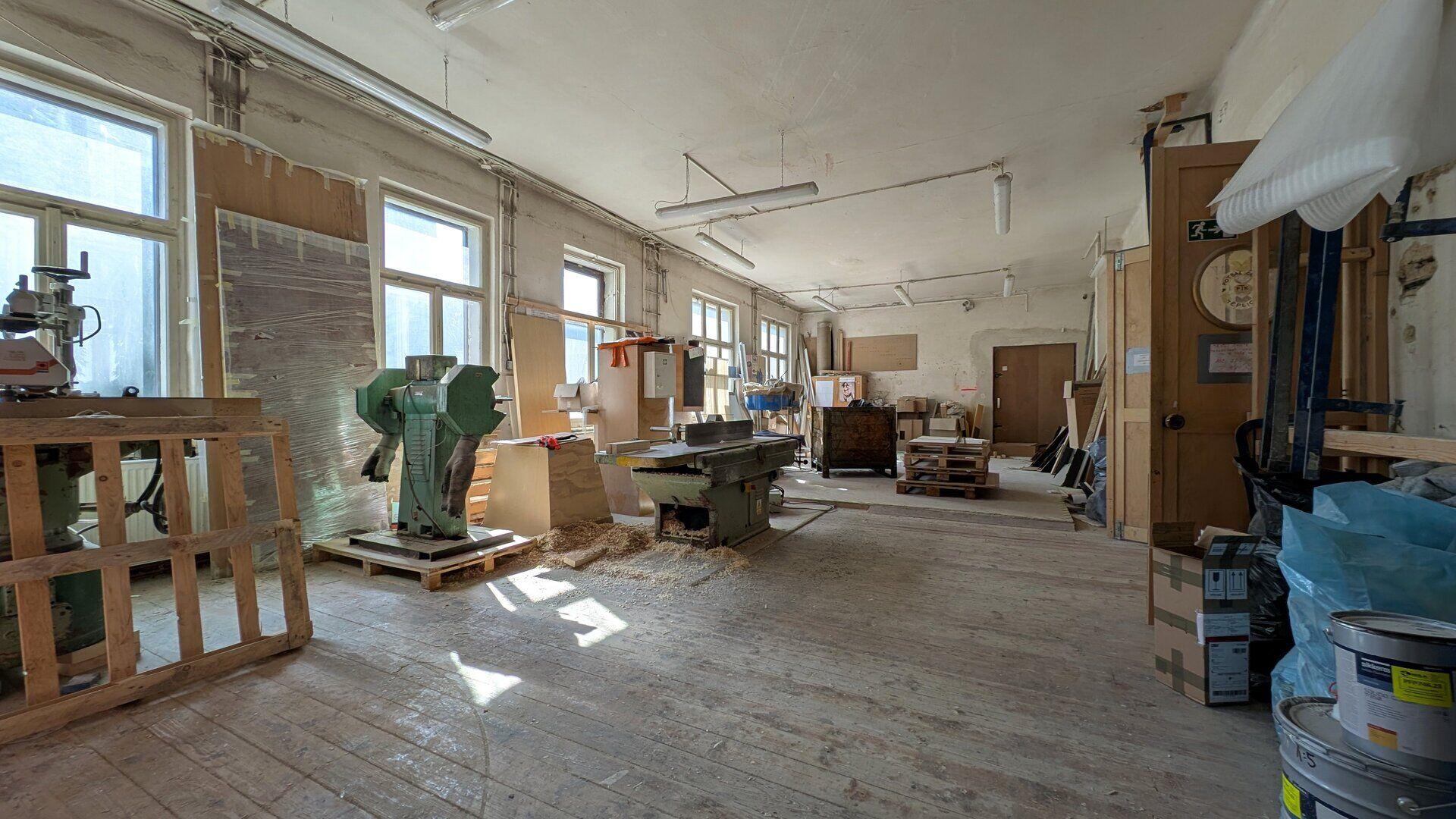 Samostatný výrobně-skladovací objekt s parkovištěm