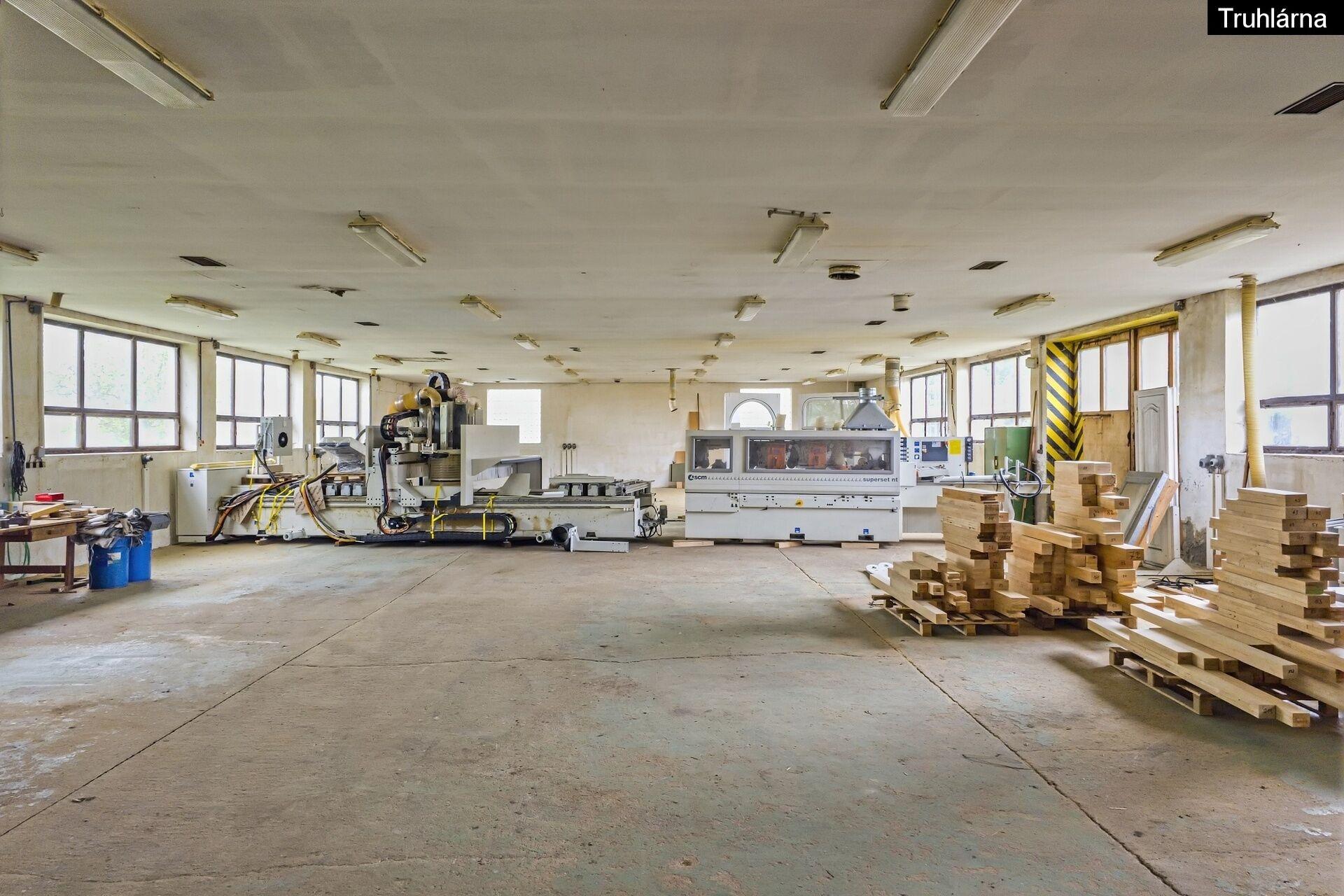 Skladové a výrobní objekty o plochách 305 m2 až 1.080 m2 a venkovní zpevněné plochy