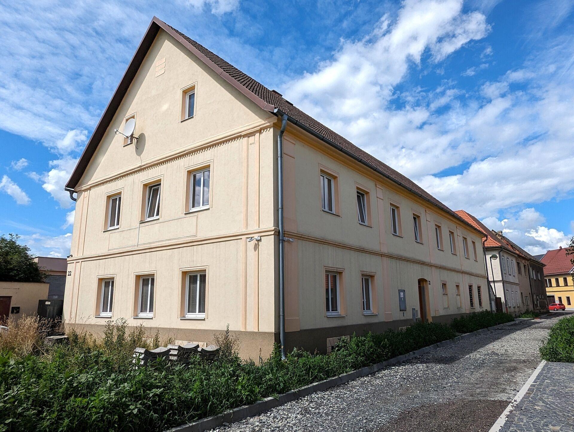 Dům zahrnující 2 byty, kanceláře, další prostory k přestavbě a řadové garáže