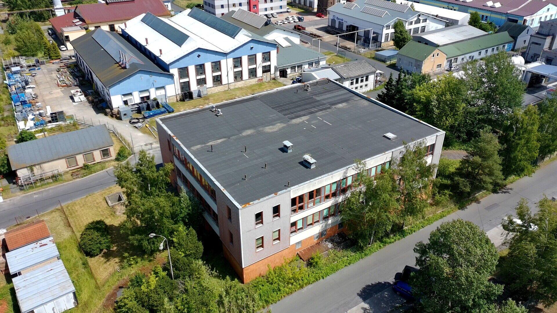 Třípodlažní průmyslový objekt o podlahové ploše cca 3.000 m2 s okolními pozemky