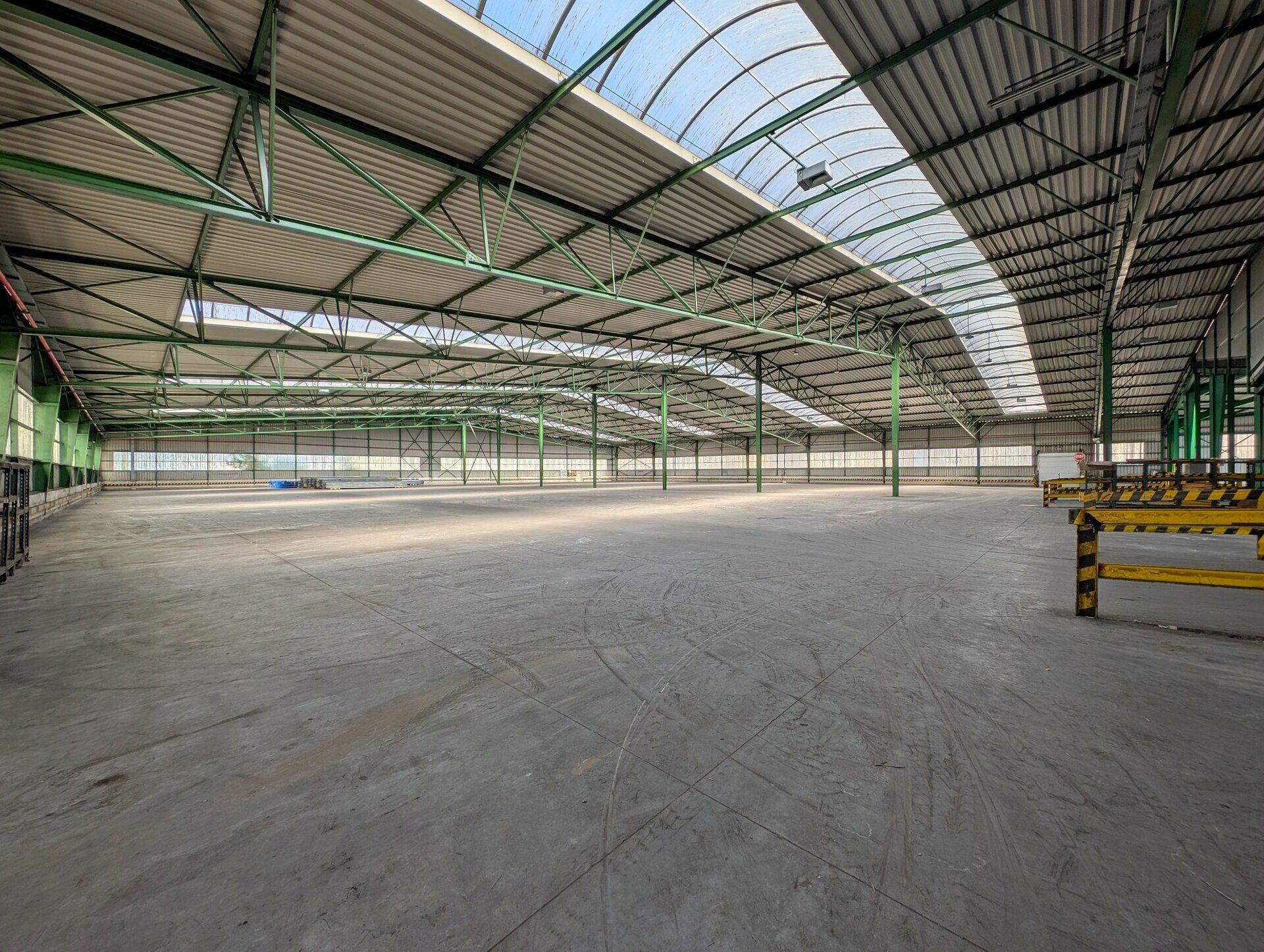 Velká skladová hala č. 16 o ploše 6.805 m2 s rampami pro TIR a rampou pro vlakovou vlečku