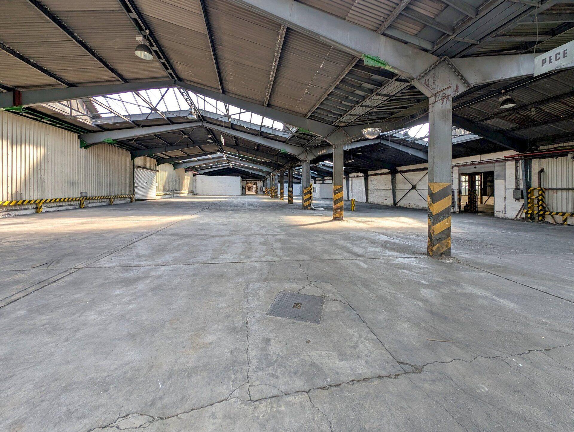 Skladová hala č. 17 o ploše 1.599 m2 s rampami pro TIR a rampou pro vlakovou vlečku