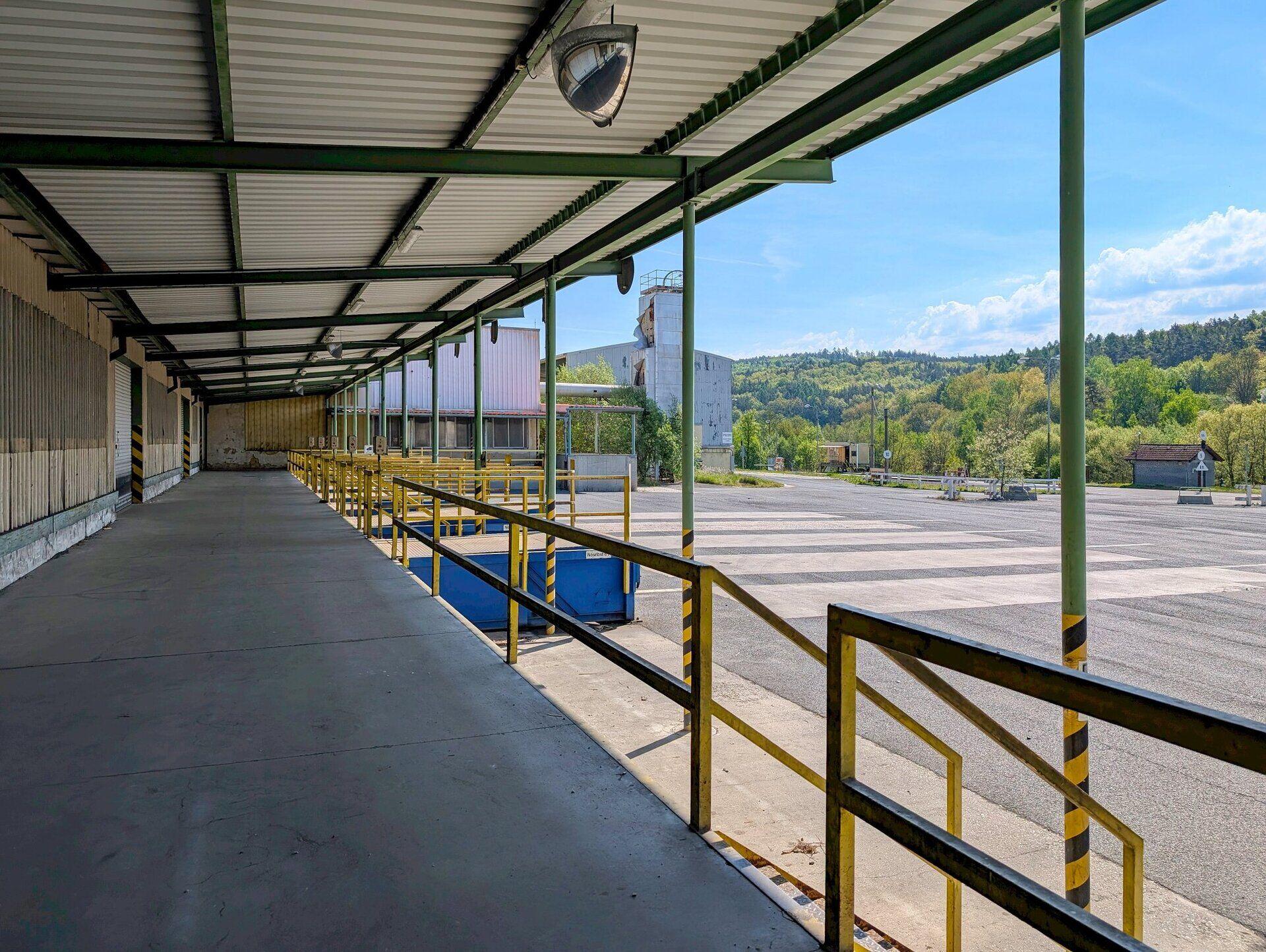 Skladová hala č. 17 o ploše 1.599 m2 s rampami pro TIR a rampou pro vlakovou vlečku