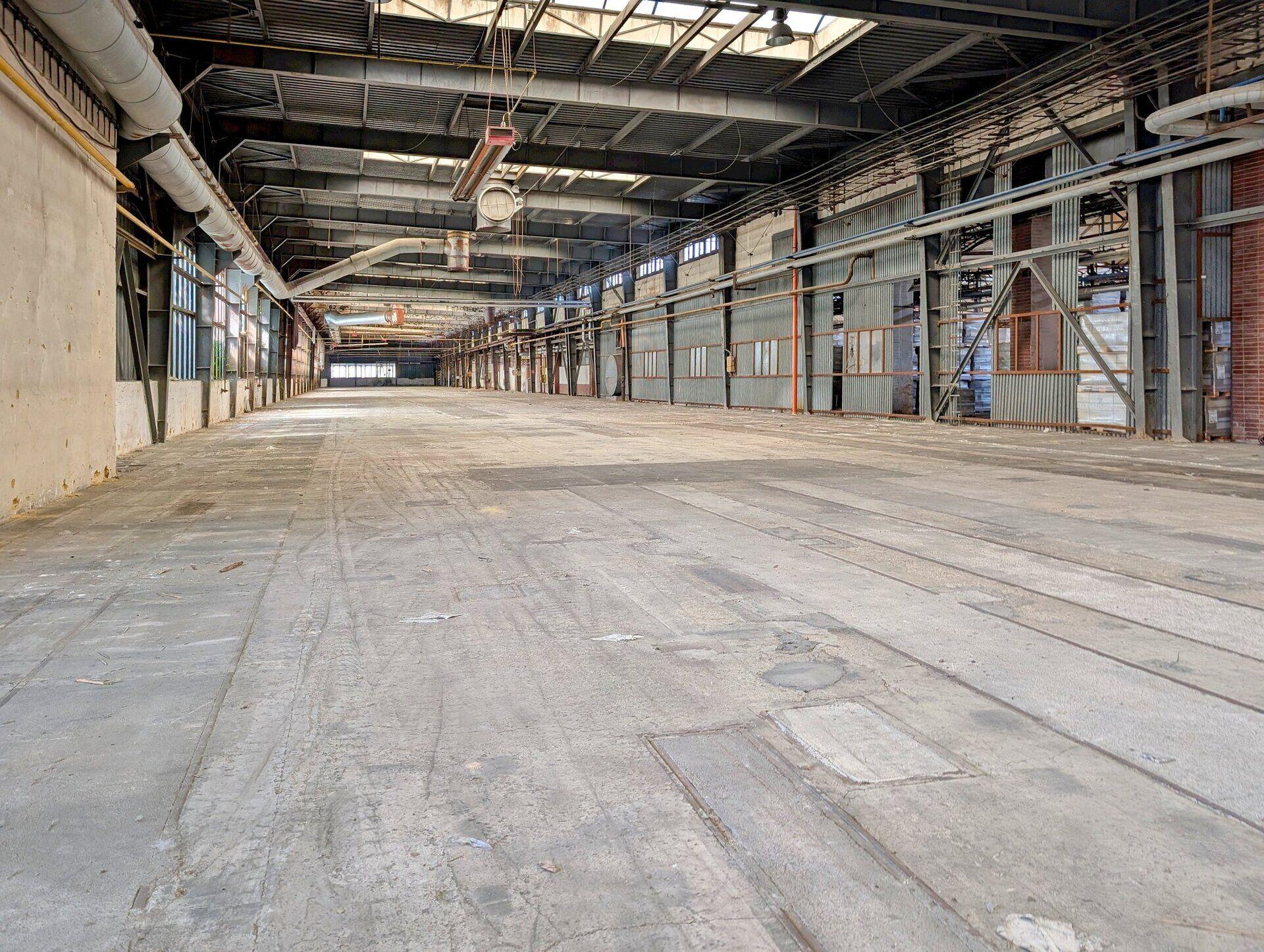 Velká skladová hala č. 21 o ploše 4.604 m2 s přístupem na nákladní rampu pro TIR