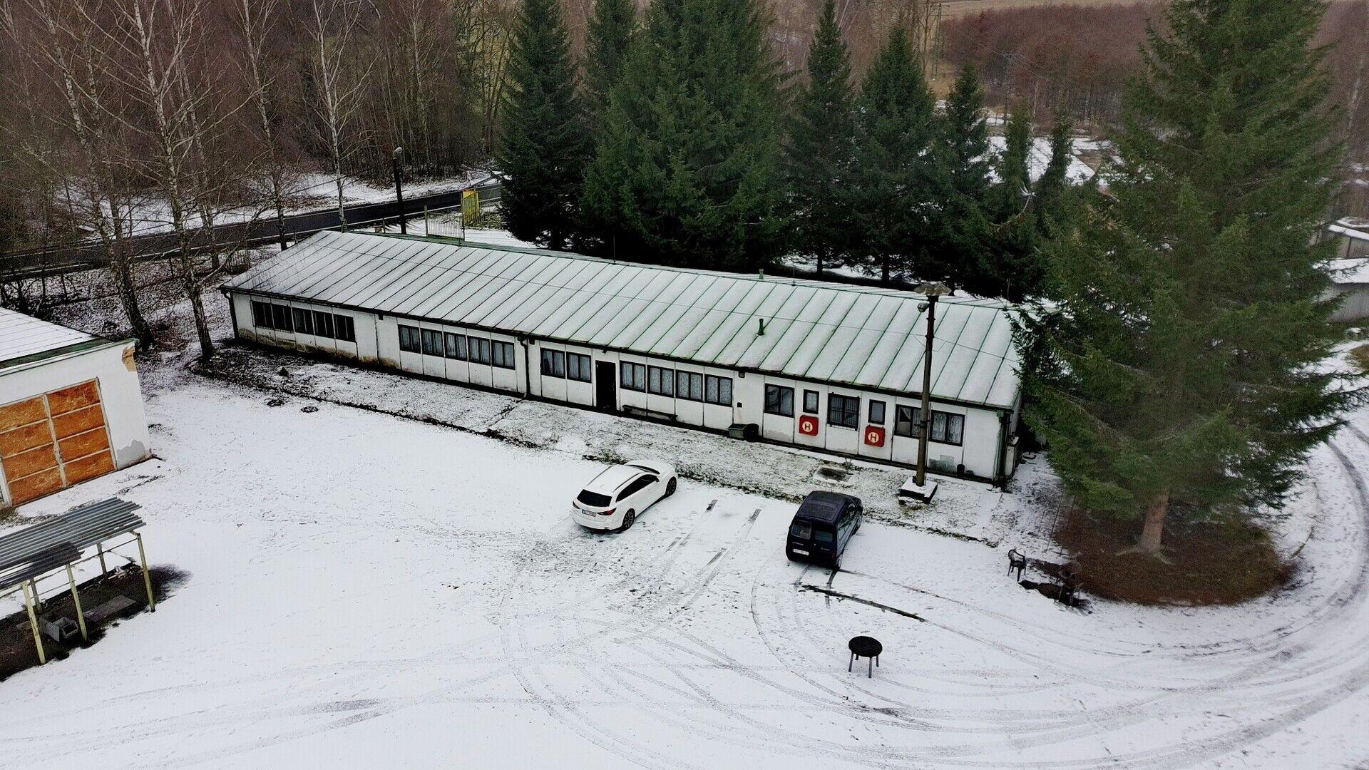 Skladovací areál s jeřáby, pozemky celkem 18.209 m2  – 11 km od D5