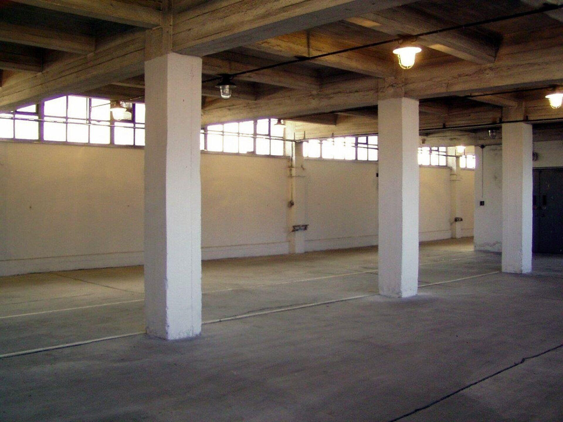 Skladové plochy o výměře 890 m2 ve 2. patře průmyslové budovy (int. ozn. D)