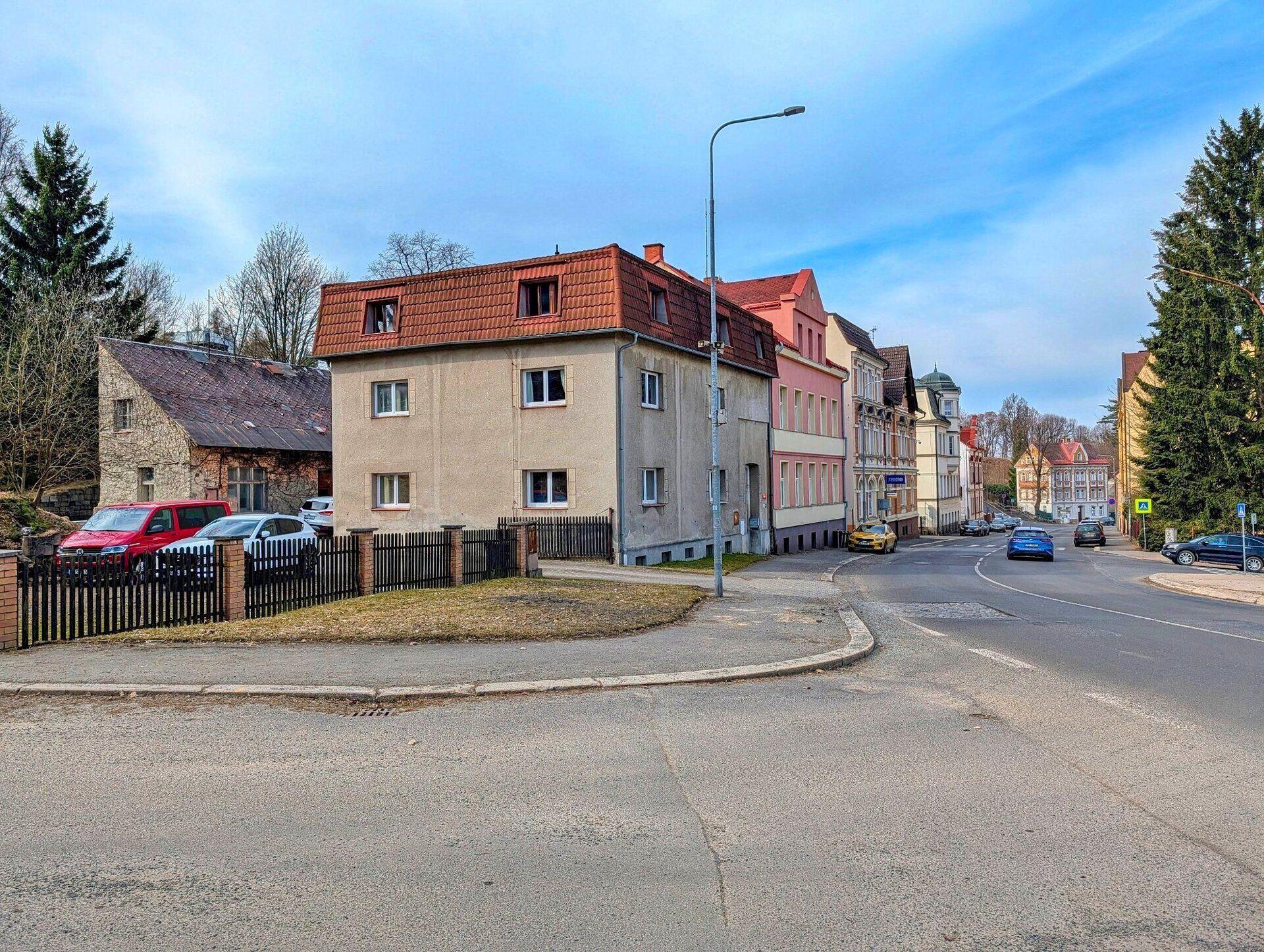 Dům pro bydlení, drobnou výrobu či služby + objekt dílen a velká zahrada