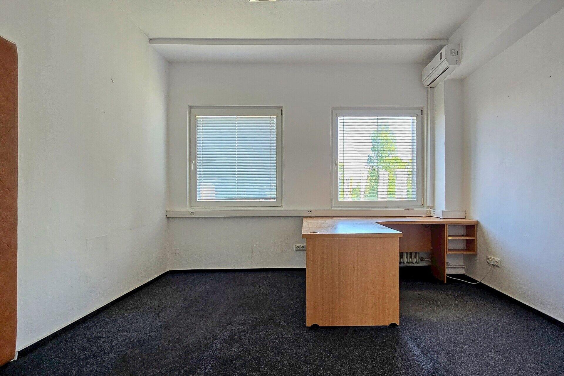 Pronájem klimatizované kanceláře č. 3 o ploše 16 m2 s vlastním parkováním