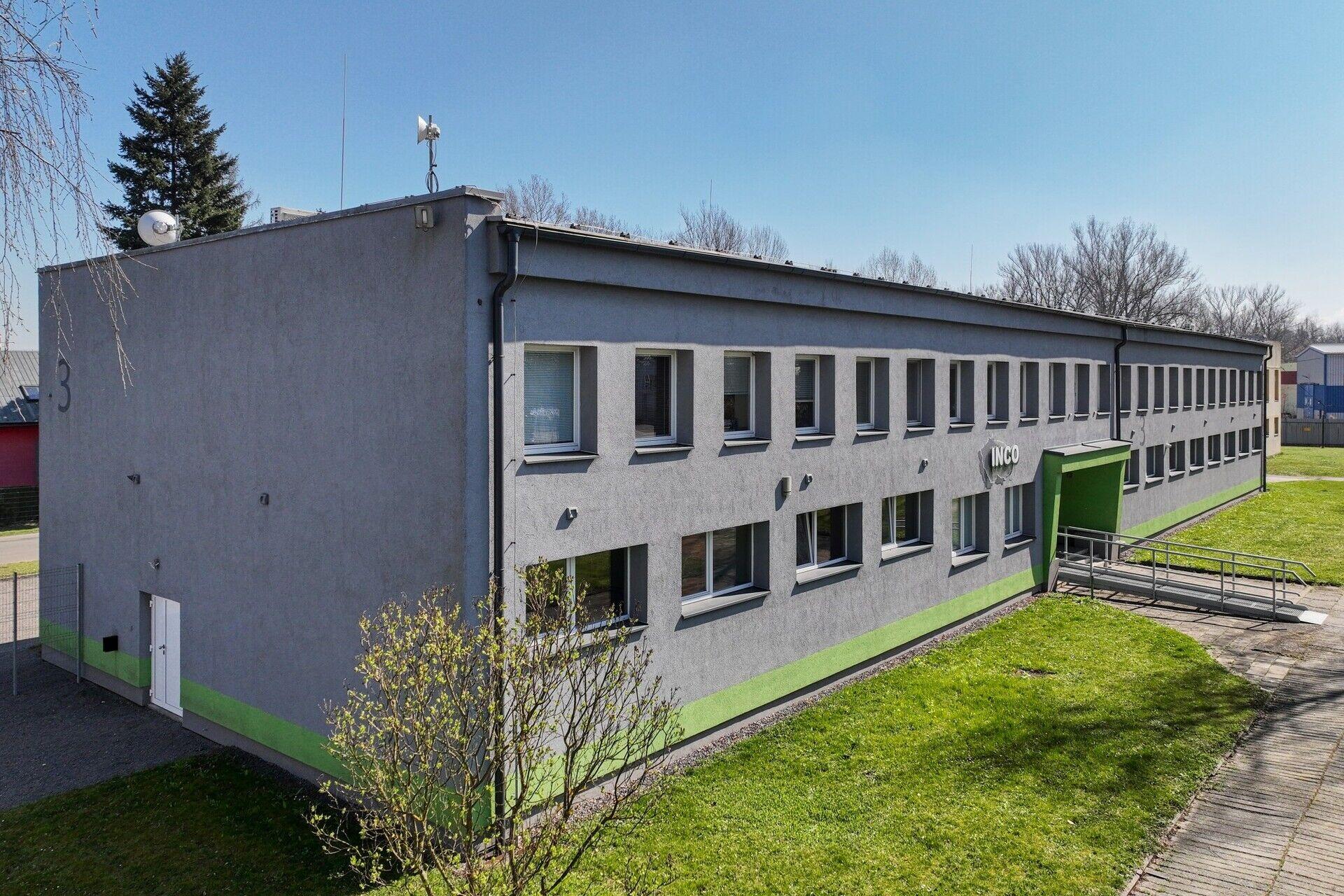 Pronájem klimatizované kanceláře č. 3 o ploše 16 m2 s vlastním parkováním
