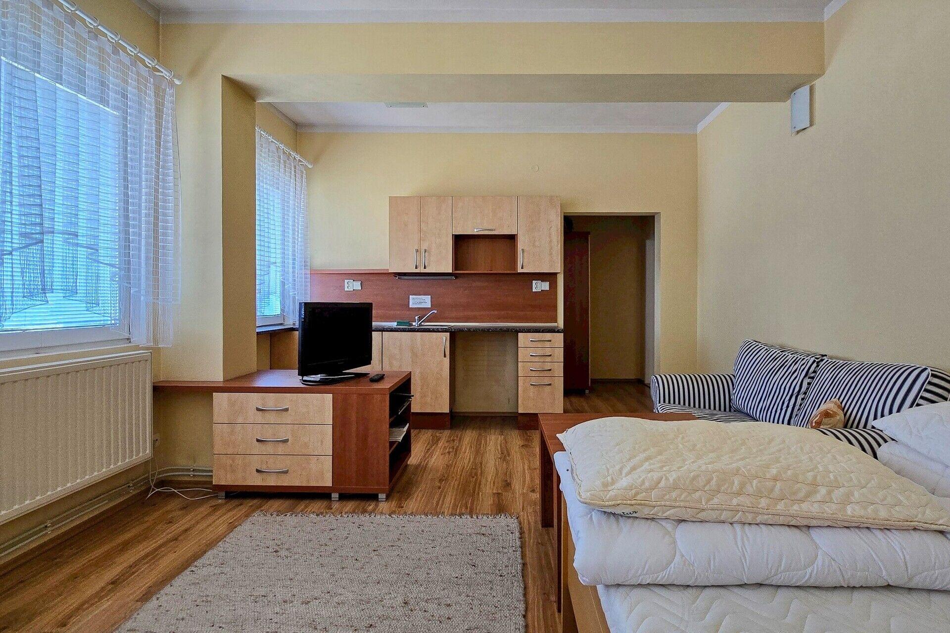 Pronájem klimatizované kanceláře č. 1 o ploše 30 m2 vč. vlastního sociálního zázemí