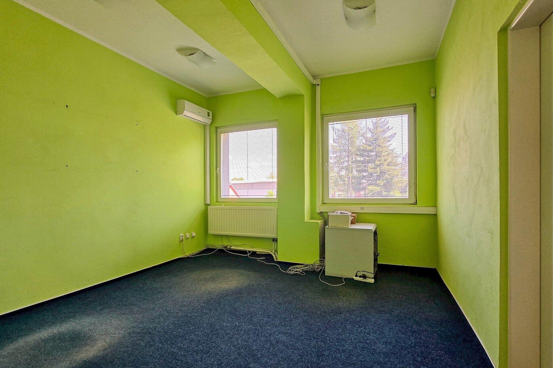 Pronájem klimatizované kanceláře č. 2 o ploše 15 m2 s vlastním parkováním