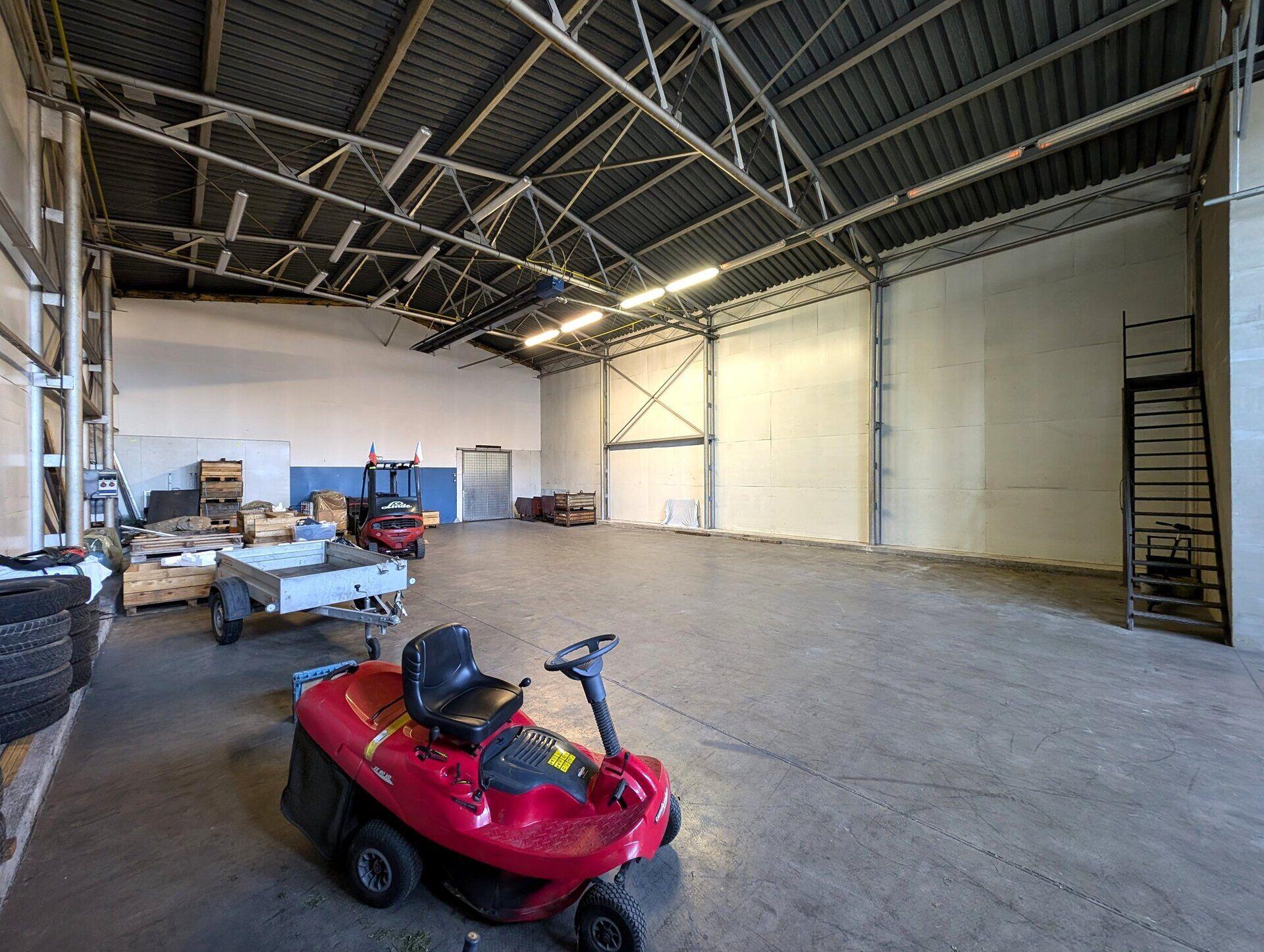 Moderní průmyslová hala pro výrobu a skladování s okolními pozemky 6.519 m2