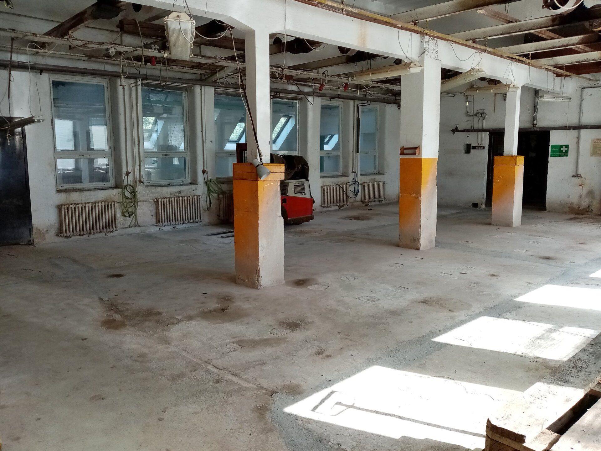 Skladové prostory 193 m2 v areálu vedle Turnova u dálnice D10