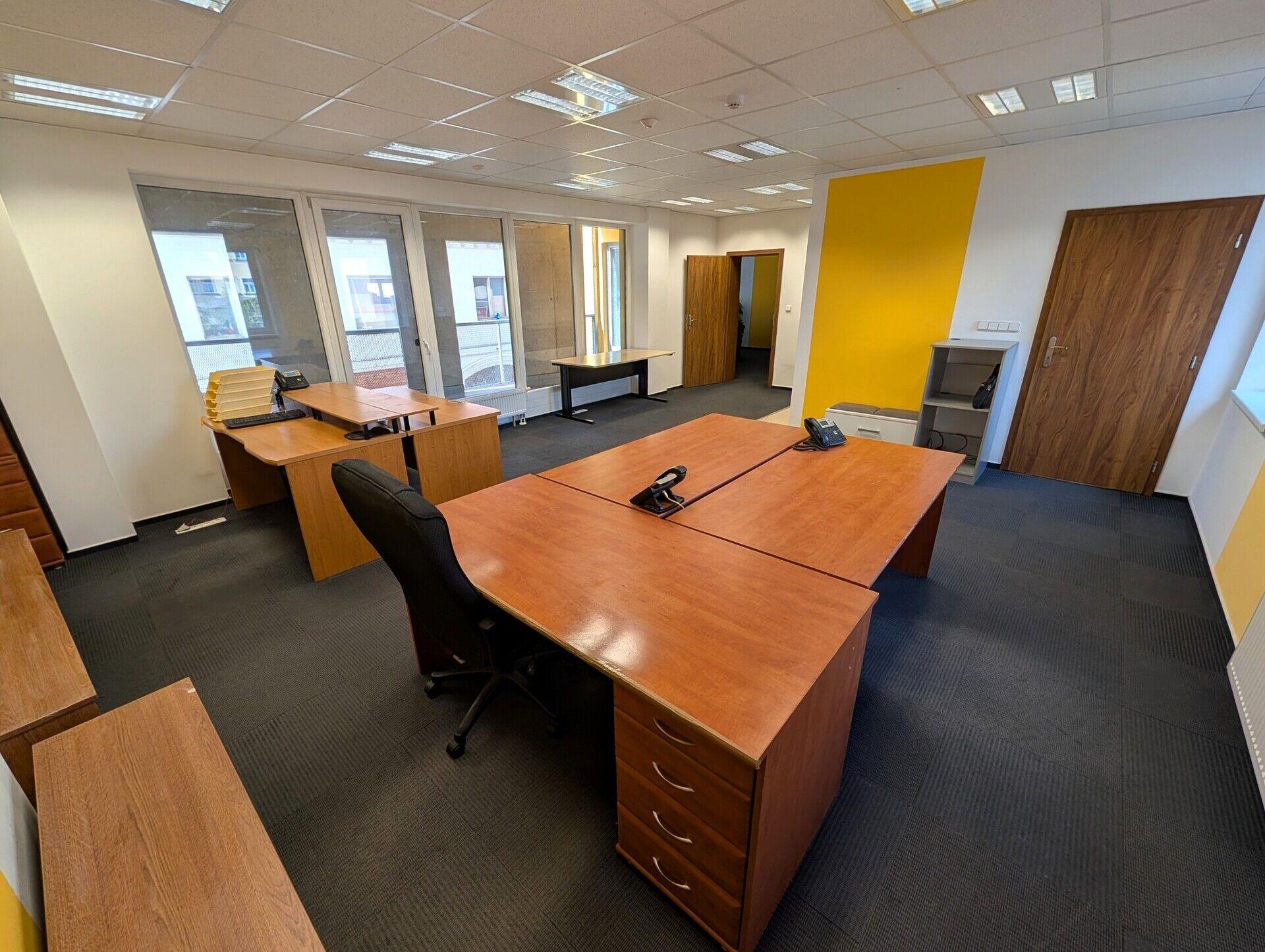 Moderní kanceláře 68,7 m2 s velkou lodžií a s možností parkování v centru Liberce