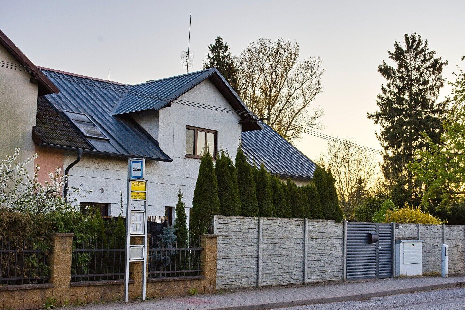 Spoluvlastnický podíl 1/12 na areálu o celkové výměře 3.949 m2 s rodinným domem a dílnami