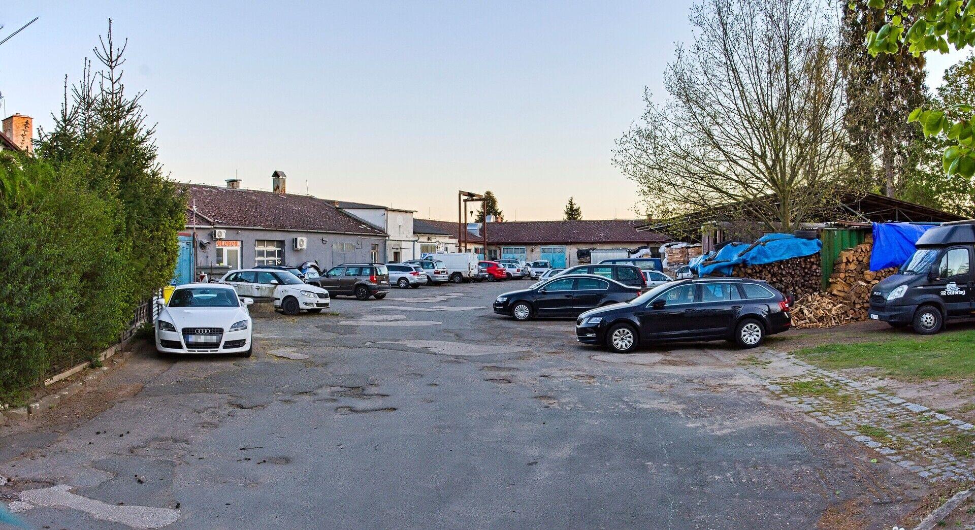 Spoluvlastnický podíl 1/12 na areálu o celkové výměře 3.949 m2 s rodinným domem a dílnami