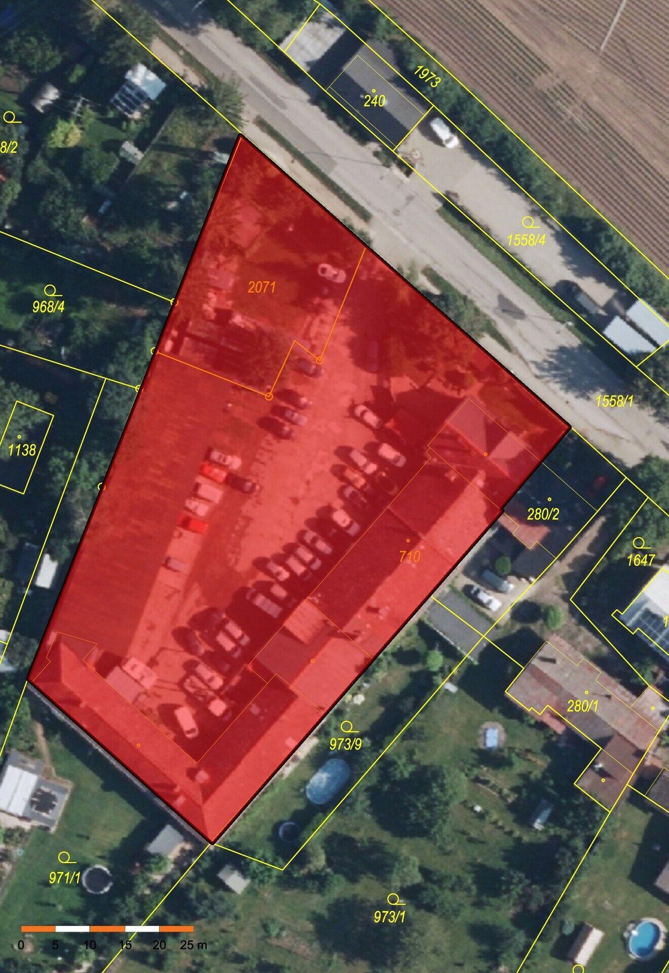 Spoluvlastnický podíl 1/12 na areálu o celkové výměře 3.949 m2 s rodinným domem a dílnami