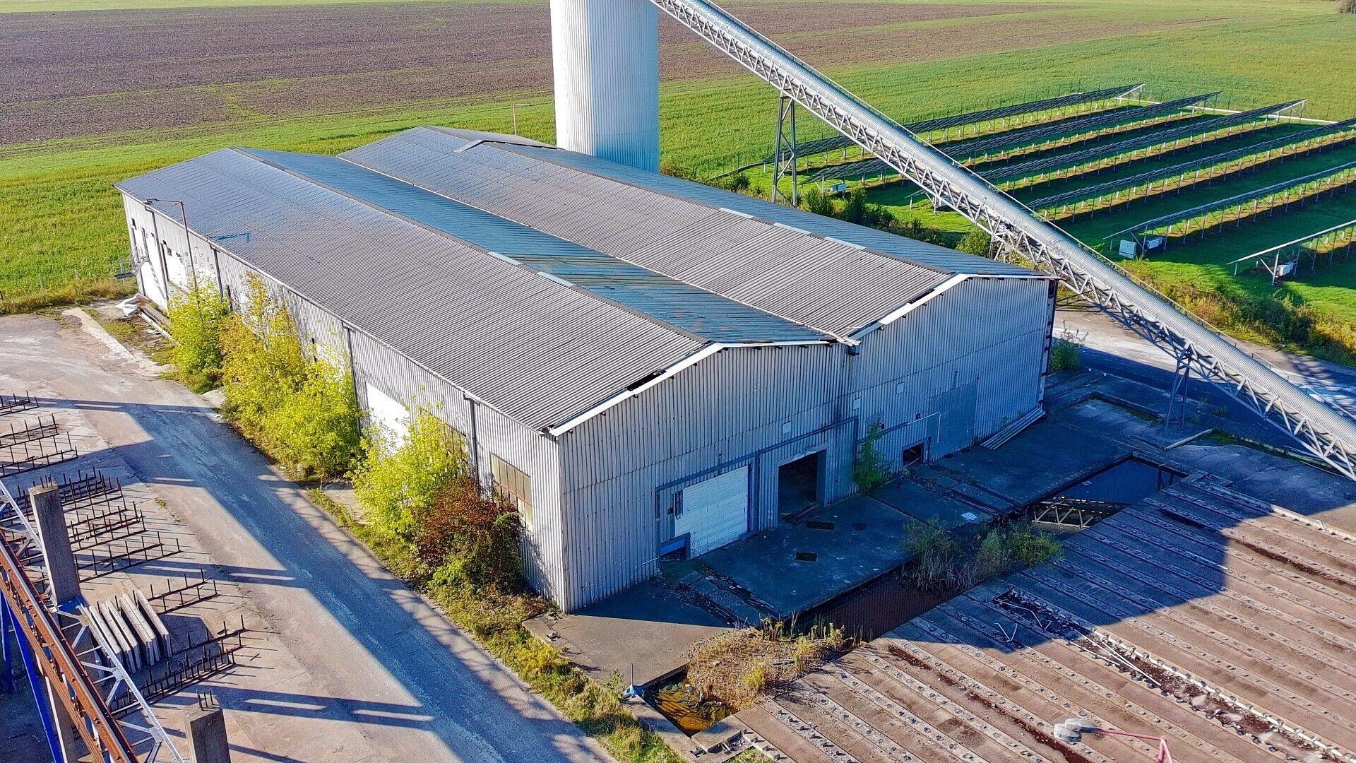Zpevněný pozemek 23.838 m2 se dvěma halami a objektem garáží