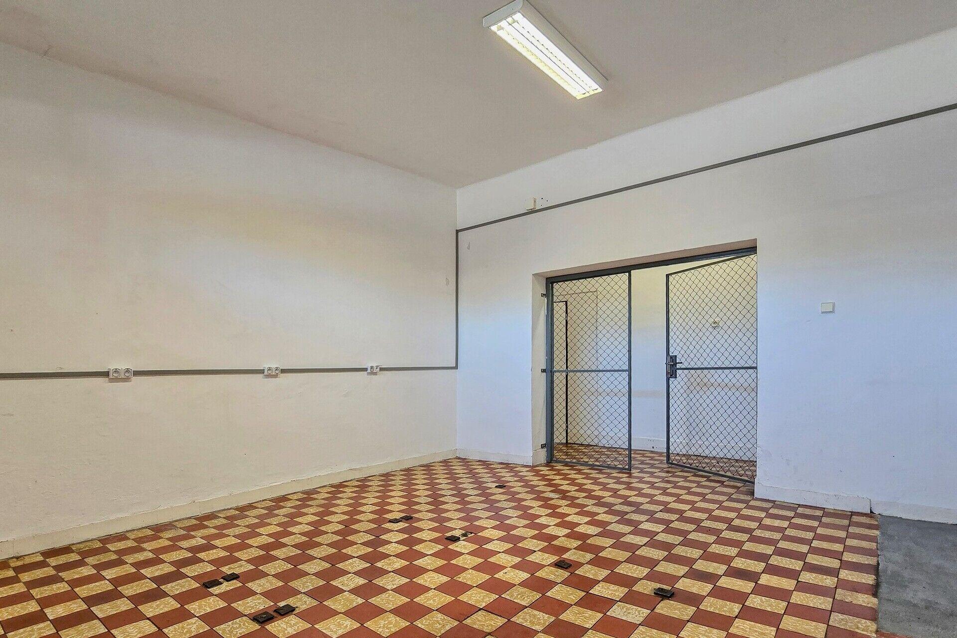 Víceúčelová budova 344 m2 s možností venkovního skladování nebo dostavby skladovací haly v Karviné