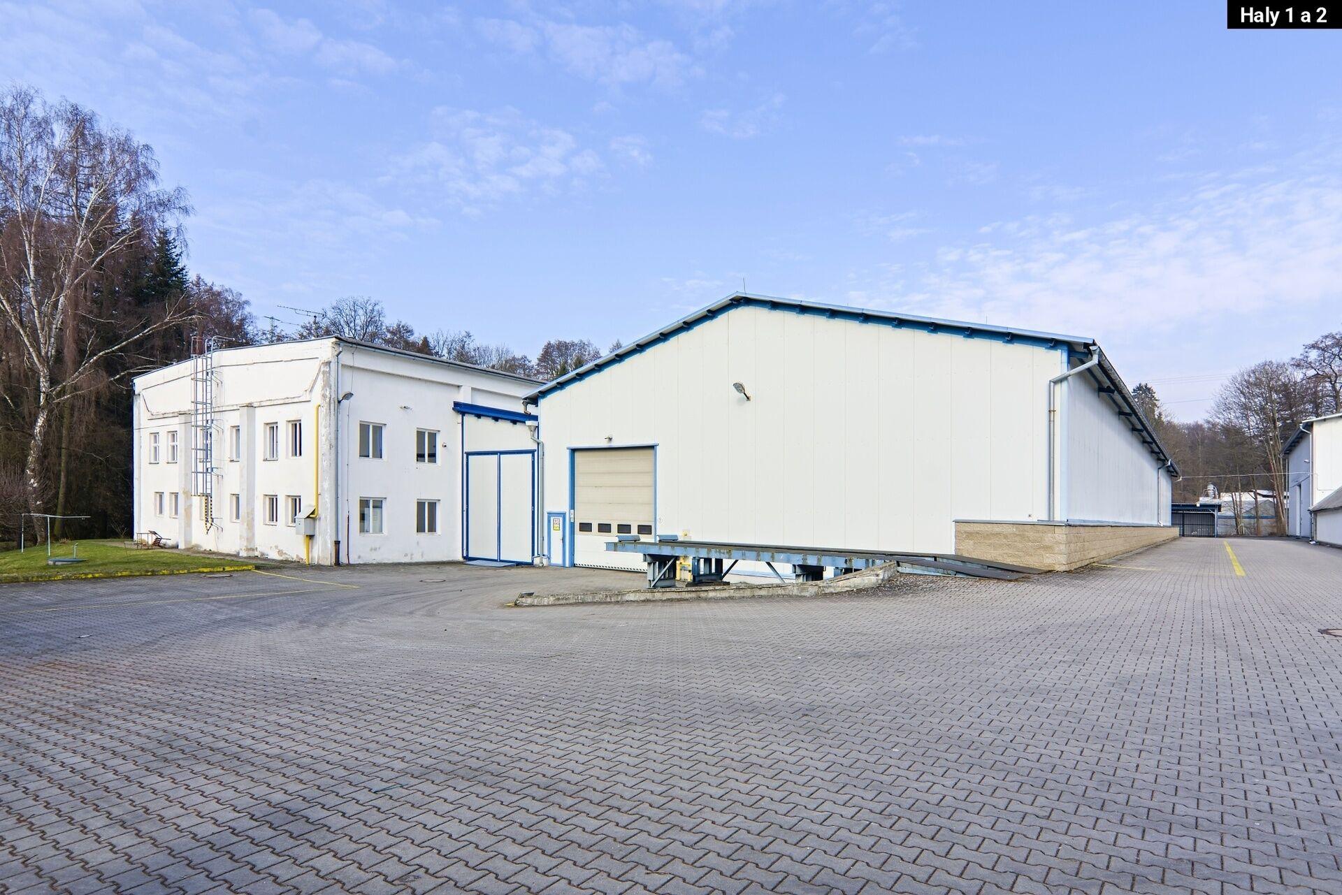 Dvě zajeřábované výrobně-skladovací haly (H1 a H2) v oploceném areálu
