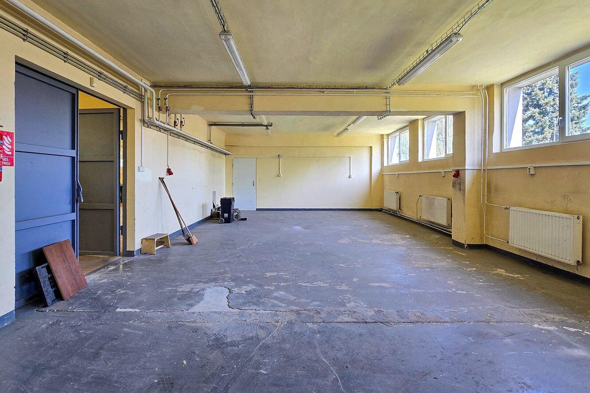 Prostory pro obchod, skladování nebo drobnou výrobu - 120 až 442 m2 s parkováním