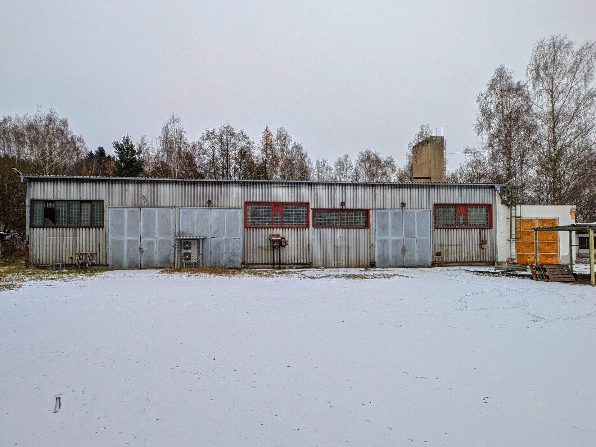 Skladovací areál s jeřáby, pozemky celkem 18.209 m2  – 11 km od D5