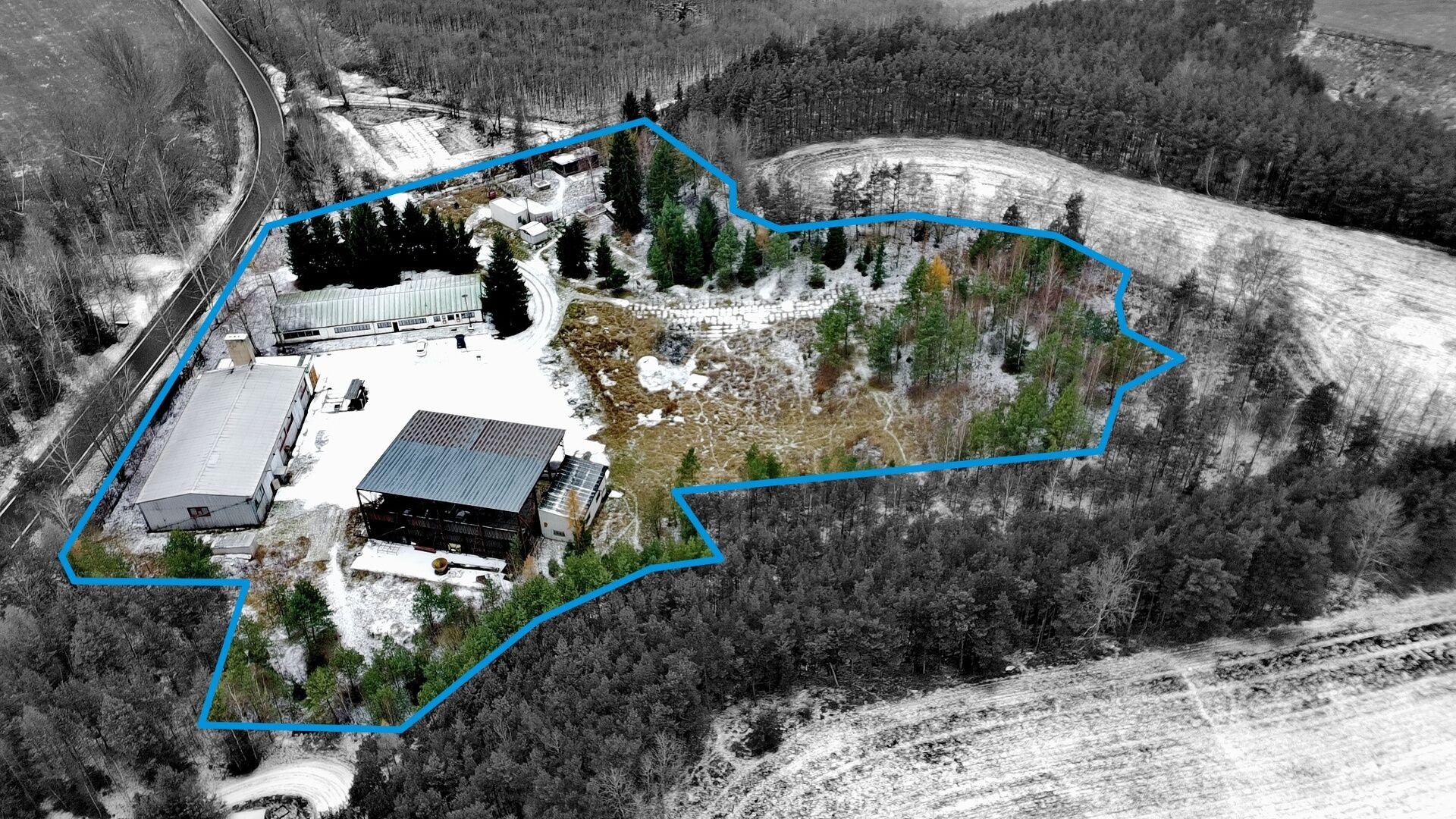 Skladovací areál s jeřáby, pozemky celkem 18.209 m2  – 11 km od D5
