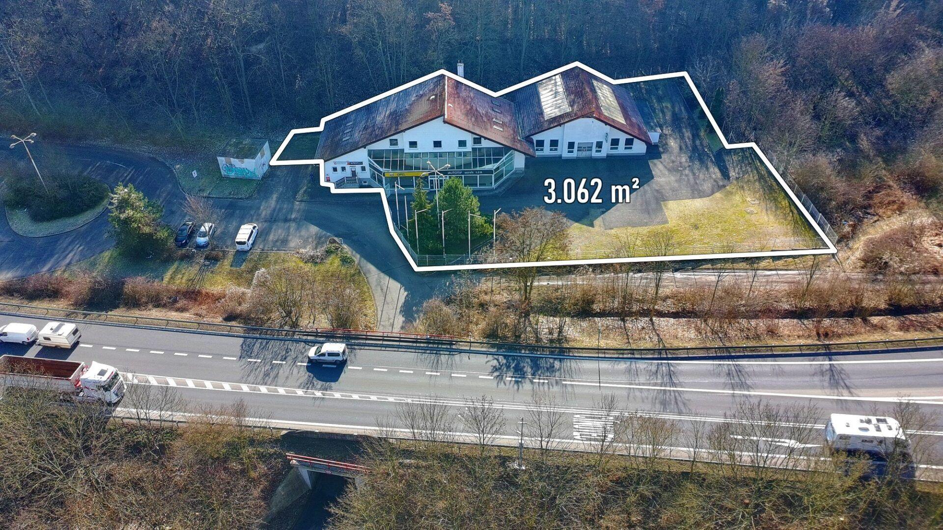 Skladovací a výrobní objekt o podlahové ploše 1.500 m2 s pozemky 3.062 m2