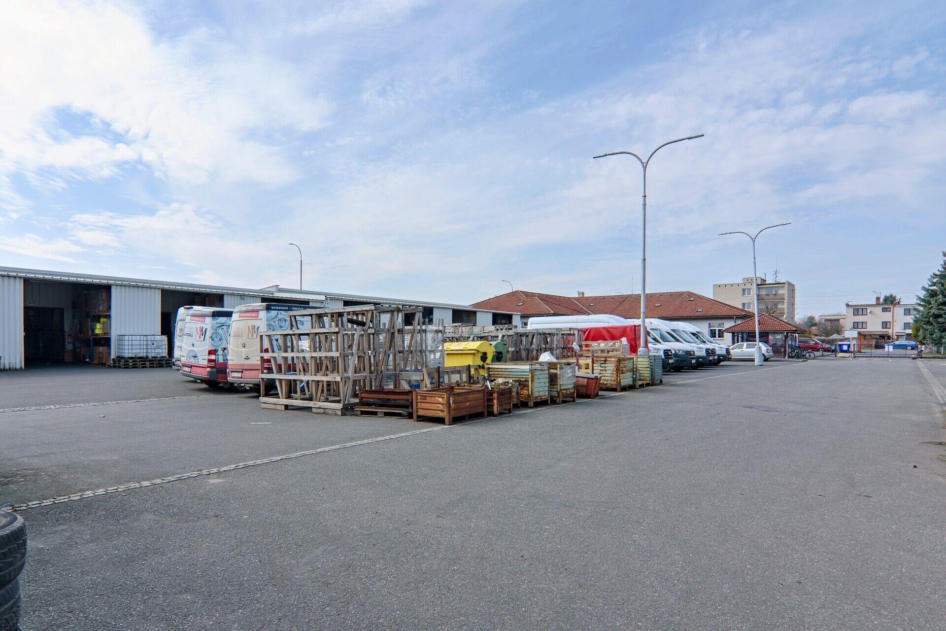 Dvě nezateplené skladovací haly 602 a 174 m2, venkovní zpevněná plocha 1.100 m2