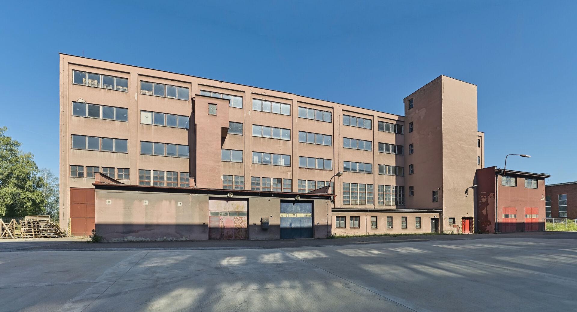 Čtyřpodlažní skladová nevytápěná budova v Hradci Králové o celkové podlahové ploše cca 4.600 m2