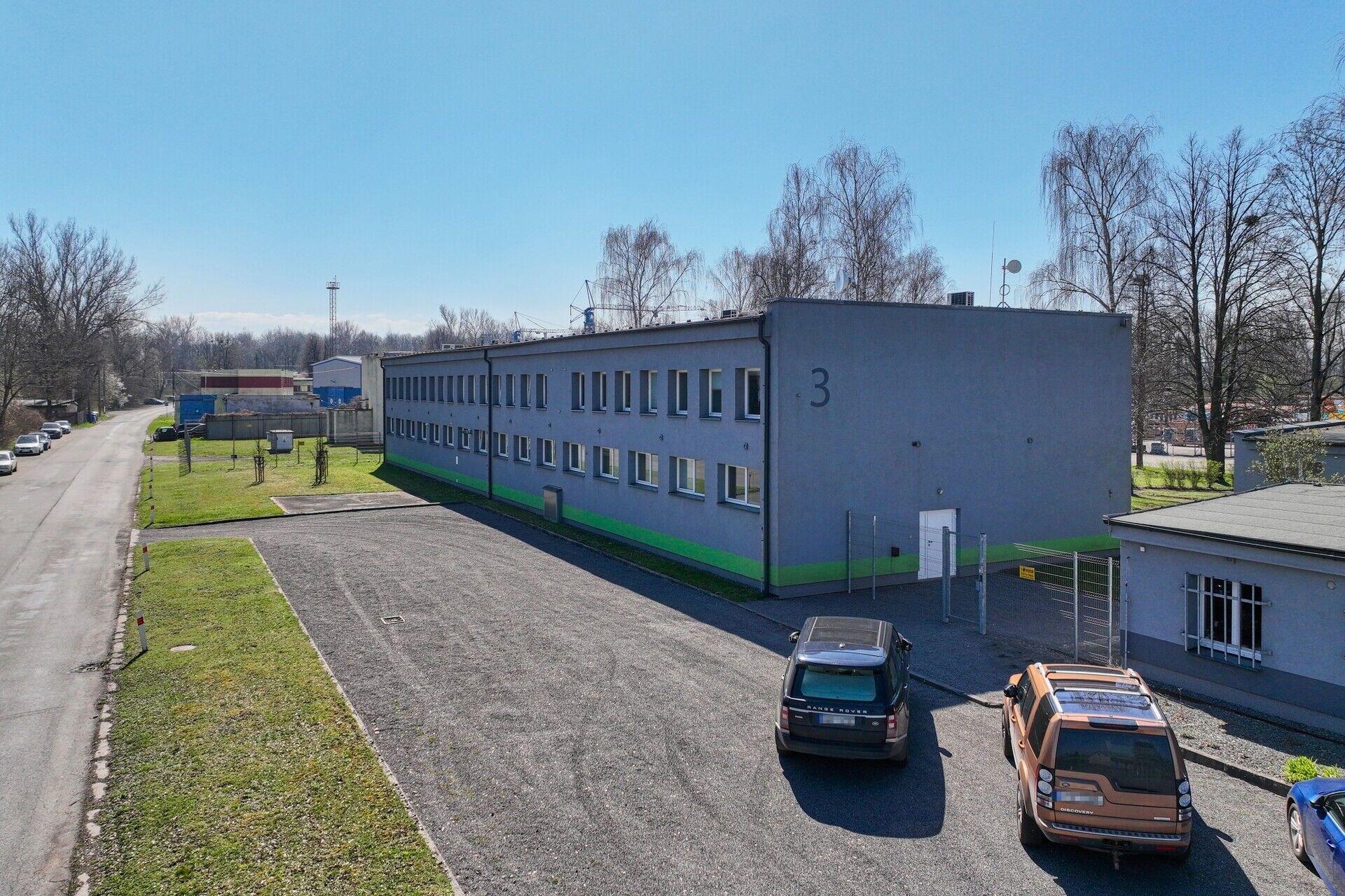Pronájem klimatizovaných kanceláří (až 156 m2) s vlastním parkováním
