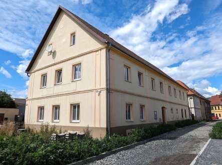 Dům zahrnující 2 byty, kanceláře, další prostory k přestavbě a řadové garáže