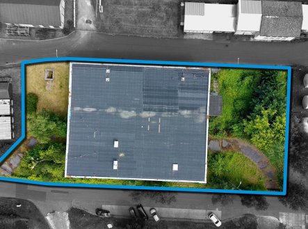 Třípodlažní průmyslový objekt o podlahové ploše cca 3.000 m2 s okolními pozemky