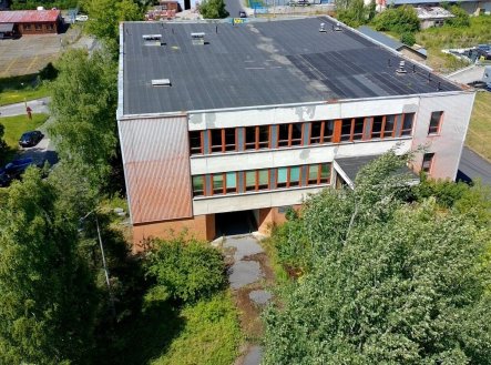 Třípodlažní průmyslový objekt o podlahové ploše cca 3.000 m2 s okolními pozemky