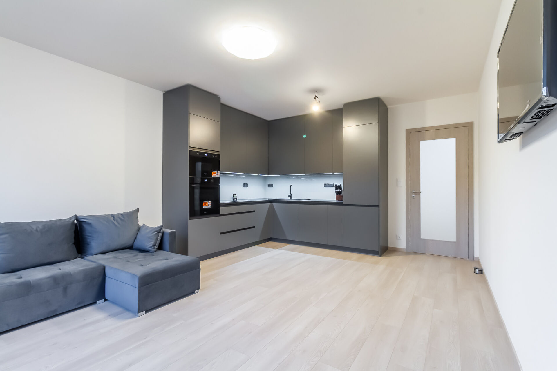 Moderní byt 2+kk s balkonem, garážovým stáním a sklepem – Viladům Výhledy Chodovec, Praha-Záběhlice.