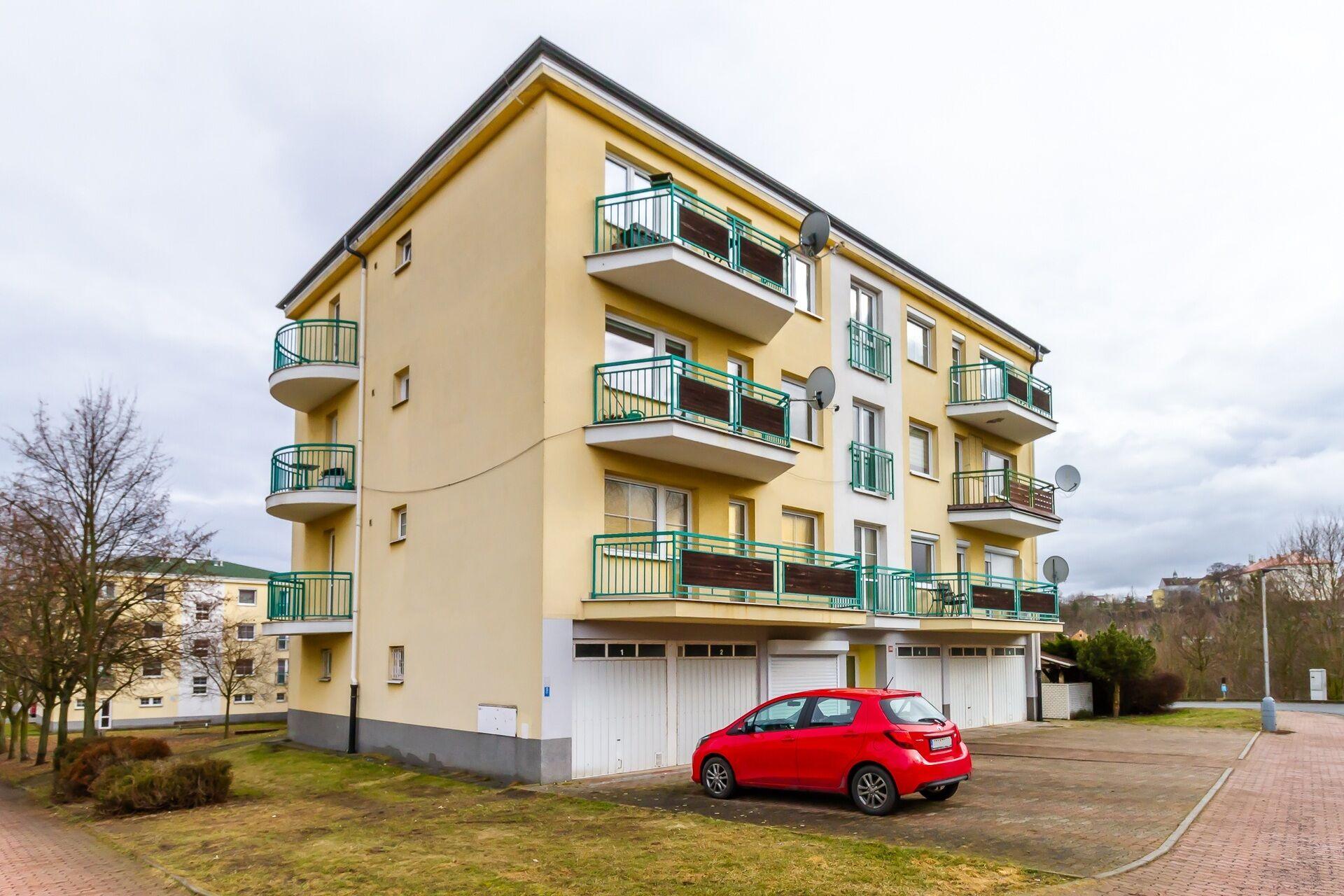 Prostorný byt 4+1 / 97 m² • 2× slunný balkon • parkování před domem • Kladno – Ostrovec