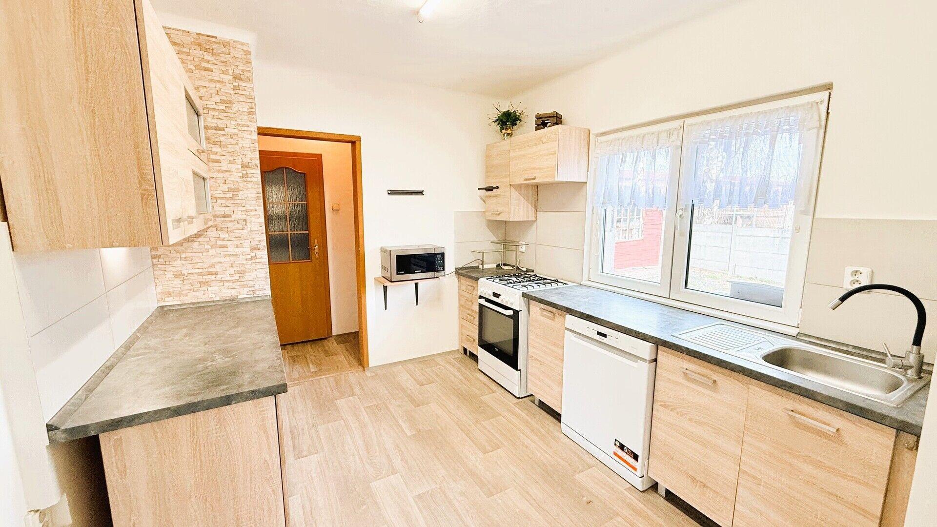 Nabídka dlouhodobého podnájmu bytu 2+1 s lodžií, 63 m² – Velké Přítočno u Kladna.