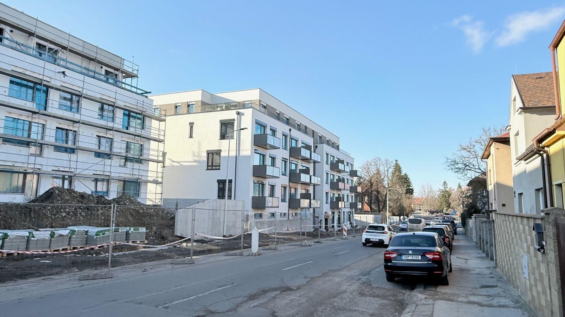 Nadstandardní bydlení v projektu PORTTI – moderní dr. byt 2+kk s garážovým stáním a balkonem. Kladno