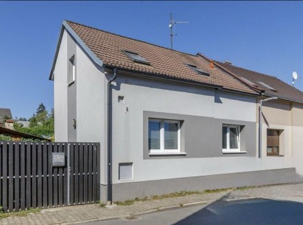 Zrekonstruovaný rodinný dům 4+1 (130 m²) se zahradou, bazénem a pergolou v Doksech u Kladna