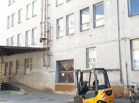 Pronájem - skladovací prostor, 156 m²