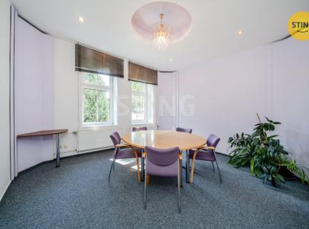 Pronájem komerčního objektu, administrativní budova, 250 m²