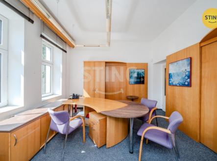 Pronájem komerčního objektu, administrativní budova, 250 m²