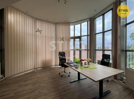 Pronájem kanceláře, 830 m²