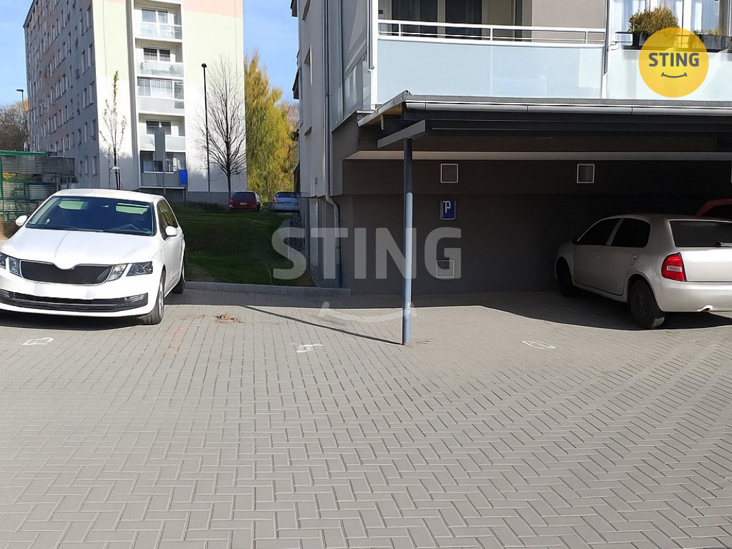 Parkoviště_u_moderních_bytových_domů (1).jpg