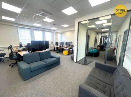 Pronájem kanceláře, 323 m²