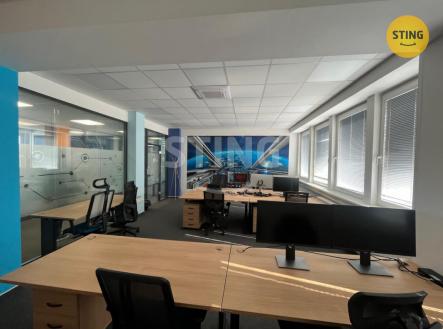 Pronájem kanceláře, 323 m²