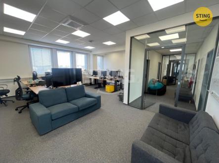 Pronájem kanceláře, 323 m²