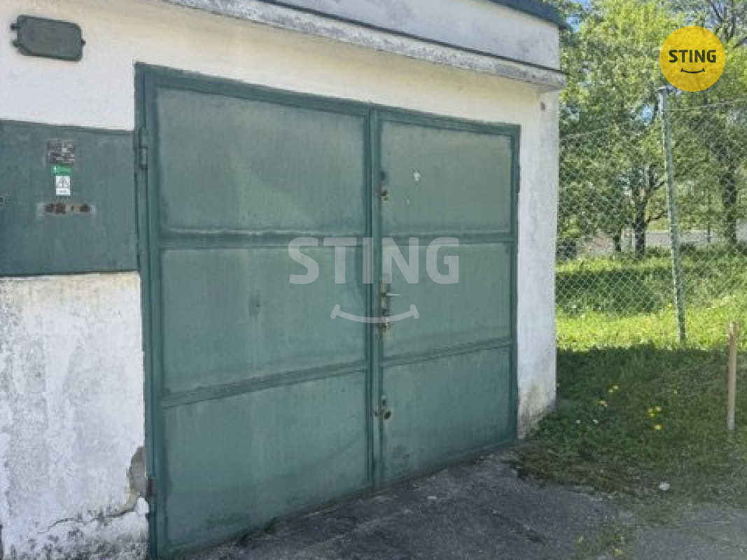 Garáž - venku.jpeg